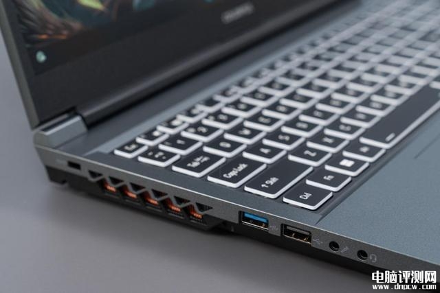 七彩虹将星X15 AT 2023款笔记本（i7 13700HX+RTX4050）评测，笔记本评测网（bjbpc.com）