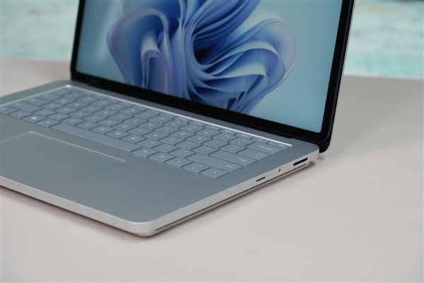 微软旗舰笔记本Surface Laptop Studio 2高清图示，笔记本评测网（bjbpc.com）