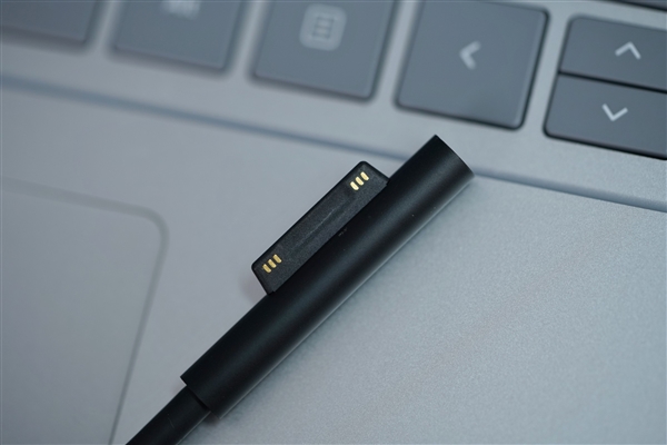 微软旗舰笔记本Surface Laptop Studio 2高清图示，笔记本评测网（bjbpc.com）