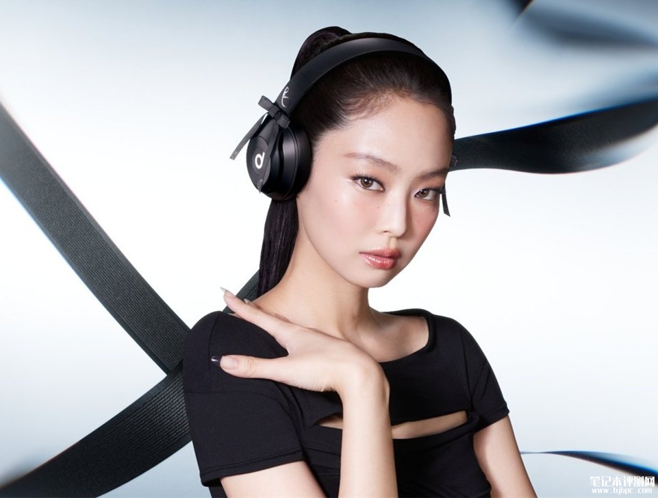 苹果Beats Solo 4玛瑙黑特别版耳机发布 JENNIE联名设计价格1799元,笔记本评测网(bjbpc.com)
