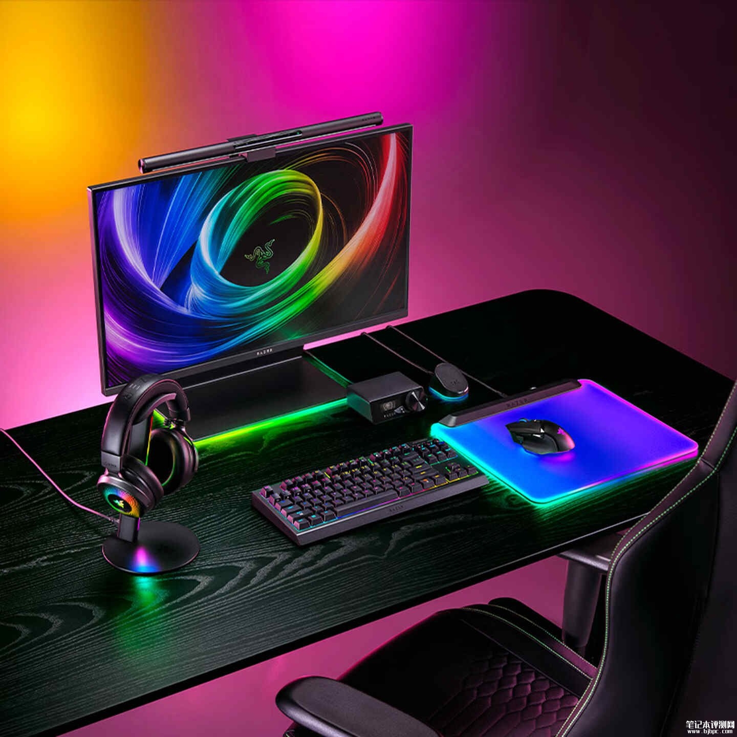 雷蛇幻彩基座V3头戴式耳机支架上架销售:双USB3.1接口幻彩联动价格699元,笔记本评测网(bjbpc.com)